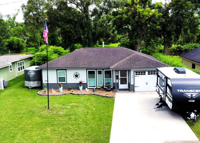 Property at 318 Acacia St, Lake Jackson, TX 77566, 3 beds, 1 bath