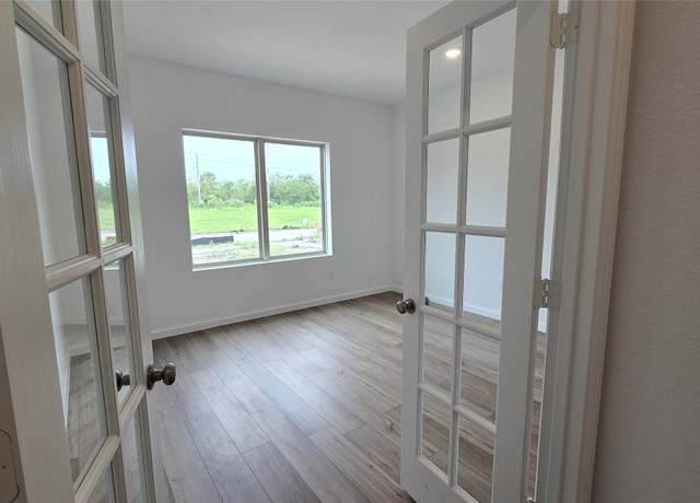 Property at 5519 Sailfish Dr, Baytown, TX 77521, 4 beds, 3.5 baths