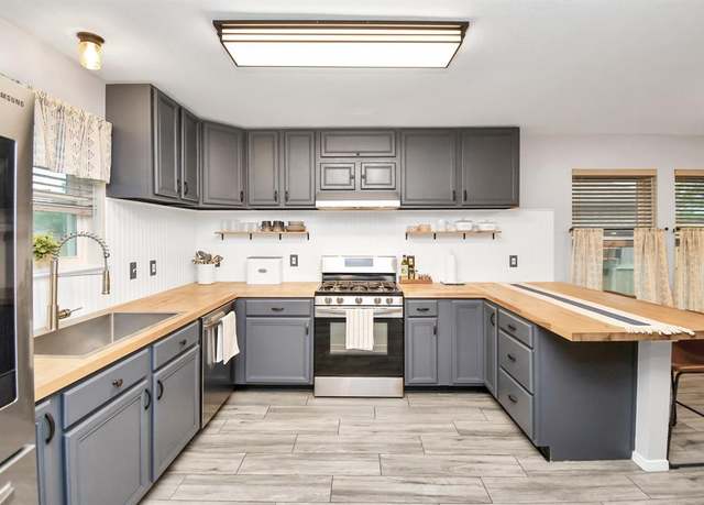 Property at 154 Green Isle Ave, Dickinson, TX 77539, 3 beds, 2 baths