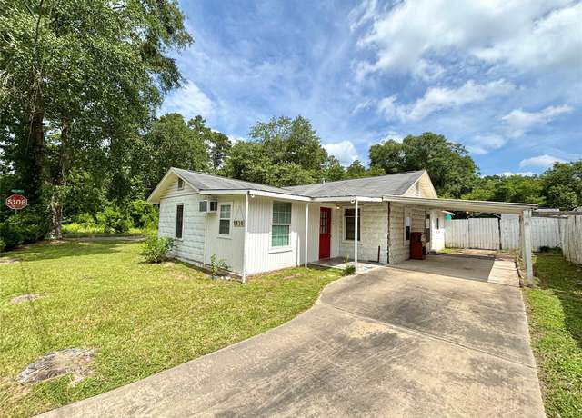Property at 1410 W Pavillion St, Woodville, TX 75979, 2 beds, 1 bath