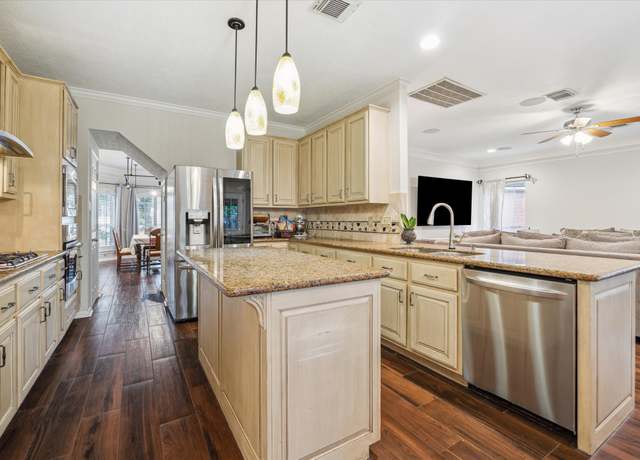 Property at 7938 S Wellington Ct, Houston, TX 77055, 5 beds, 3 baths