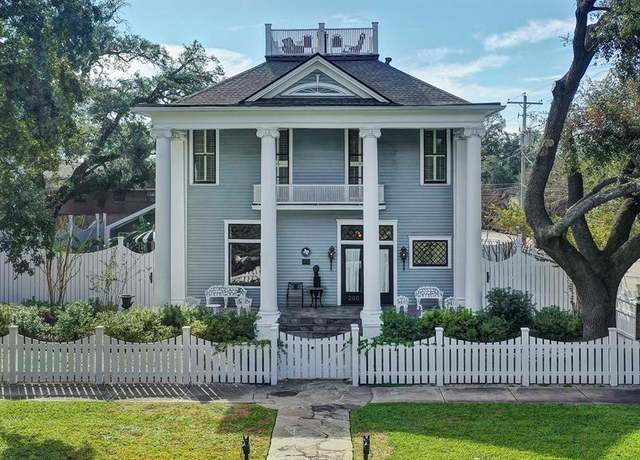 Property at 200 Westmoreland St, Houston, TX 77006, 3 beds, 2.5 baths