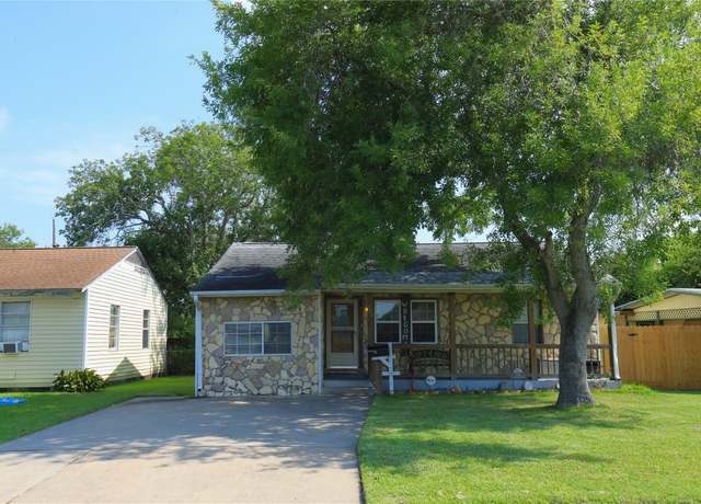 Property at 726 W 8th St, Freeport, TX 77541, 3 beds, 1.5 baths