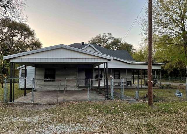 Property at 210 S 7th St, Silsbee, TX 77656, 3 beds, 1 bath