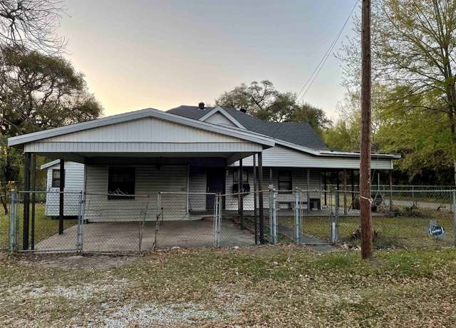 Property at 210 S 7th St, Silsbee, TX 77656, 3 beds, 1 bath