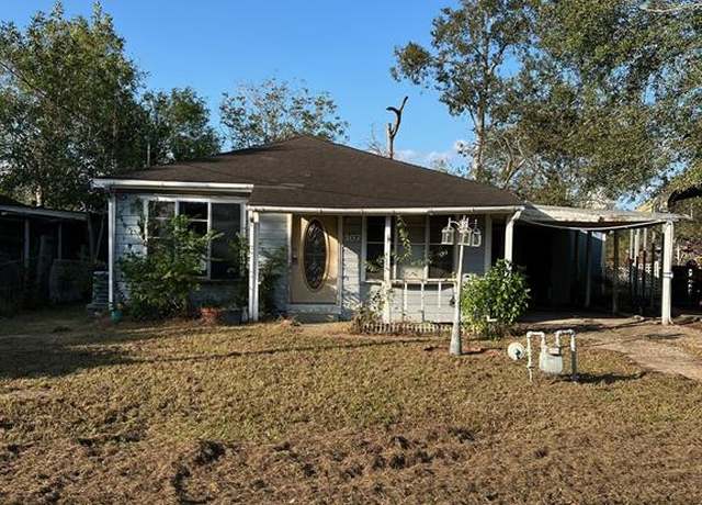 Property at 107 Thompson St St, El Campo, TX 77437, 2 beds, 1.5 baths