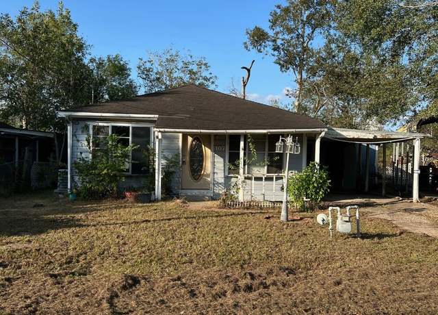 Property at 107 Thompson St St, El Campo, TX 77437, 2 beds, 1.5 baths