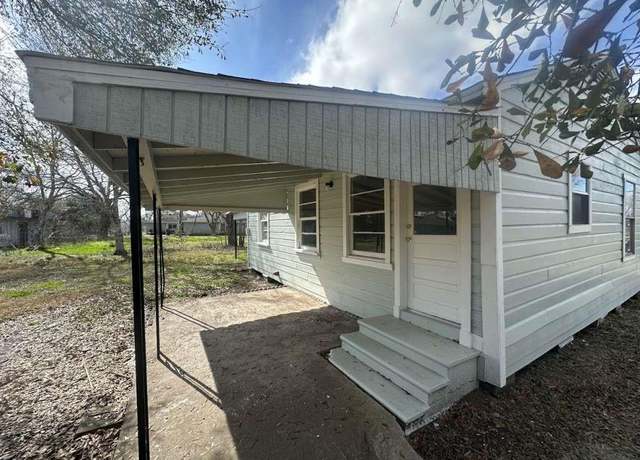Property at 605 Palacios St, El Campo, TX 77437, 2 beds, 1 bath