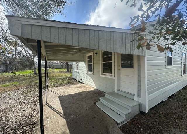 Property at 605 Palacios St, El Campo, TX 77437, 2 beds, 1 bath