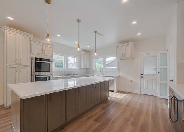Property at 1026 W Cottage St, Houston, TX 77009, 2 beds, 2 baths