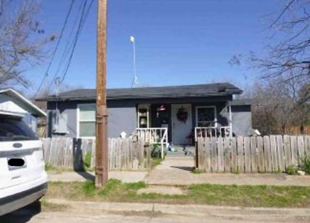 Property at 1407 Pidcoke St, Gatesville, TX 76528, 2 beds, 1.5 baths