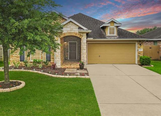Property at 1211 Quarterhorse Dr, Alvin, TX 77511, 3 beds, 2 baths