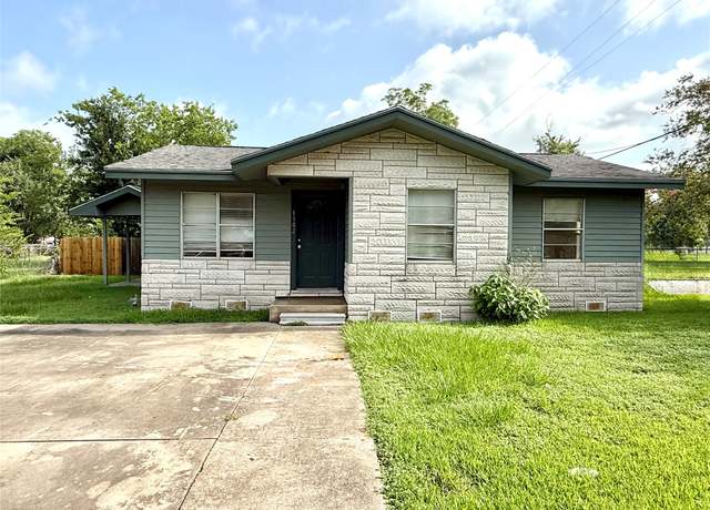 Property at 1302 Muncy St, El Campo, TX 77437, 3 beds, 1 bath