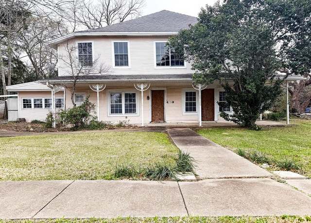 Property at 1704 Avenue O, Huntsville, TX 77340, 4 beds, 3 baths
