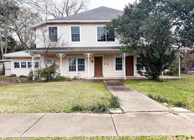 Property at 1704 Avenue O, Huntsville, TX 77340, 4 beds, 3 baths