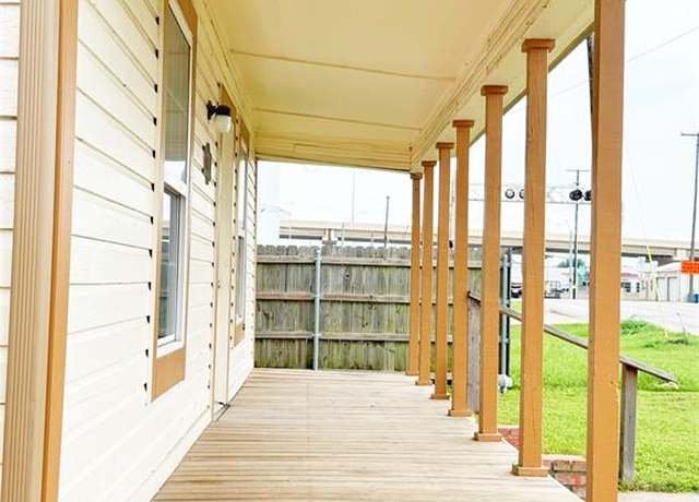 Property at 609 Martin Luther King Jr Blvd, Corsicana, TX 75110, 3 beds, 1.5 baths