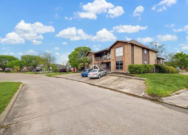 Property at 4017 Briar Hollow Dr, Dickinson, TX 77539, 8 beds, 1 bath