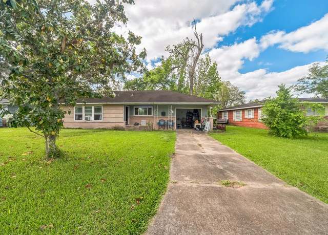 Property at 116 Chestnut St, Lake Jackson, TX 77566, 3 beds, 1.5 baths