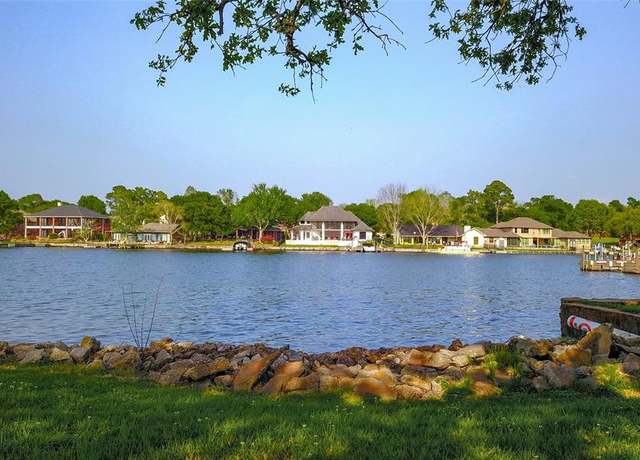 Property at 1437 Bowsprit Pt, Willis, TX 77318, 2 beds, 2.5 baths