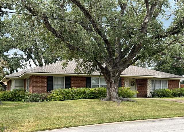 Property at 432 S Holland St, Bellville, TX 77418, 3 beds, 2.5 baths