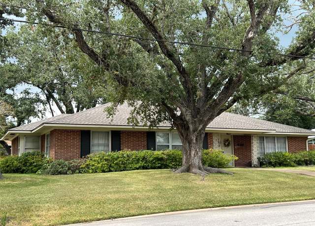 Property at 432 S Holland St, Bellville, TX 77418, 3 beds, 2.5 baths