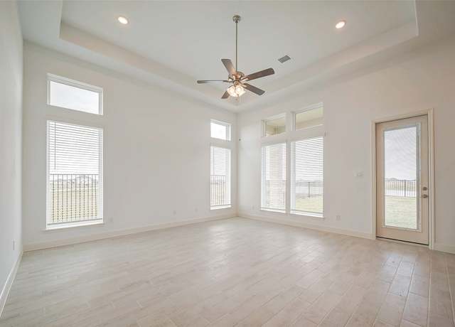 Property at 3007 Golden Isle Dr, Texas City, TX 77568, 3 beds, 2.5 baths