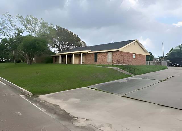 Property at 2304 Larry Dr, Port Lavaca, TX 77979, 4 beds, 2 baths