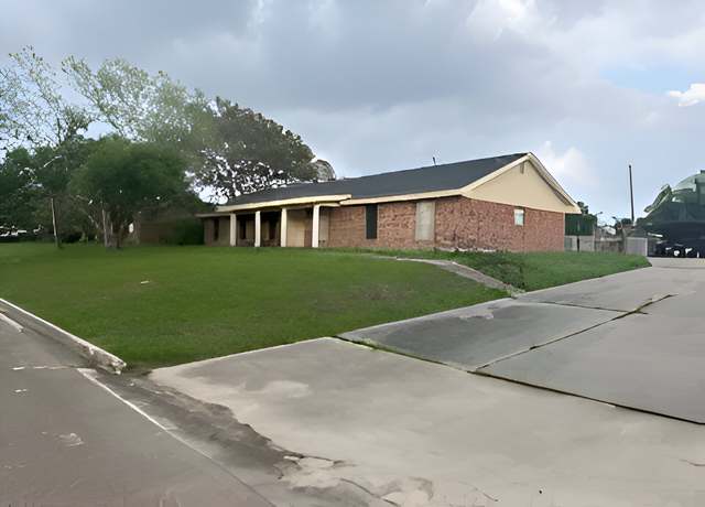 Property at 2304 Larry Dr, Port Lavaca, TX 77979, 4 beds, 2 baths