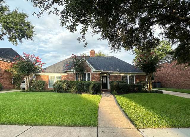 Property at 4423 Warwick Dr, Sugar Land, TX 77479, 3 beds, 2.5 baths