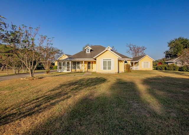 Property at 49 Lakeplace St, Victoria, TX 77905, 3 beds, 2 baths