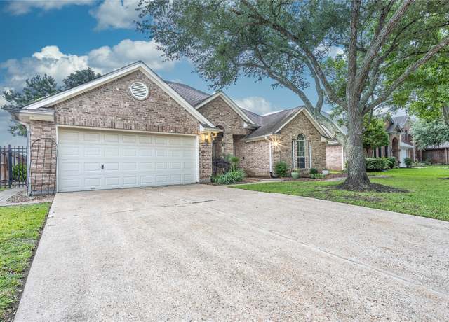 Property at 117 Greenridge Cir, League City, TX 77573, 3 beds, 2 baths
