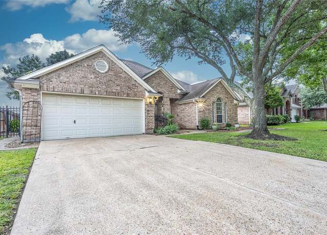 Property at 117 Greenridge Cir, League City, TX 77573, 3 beds, 2 baths