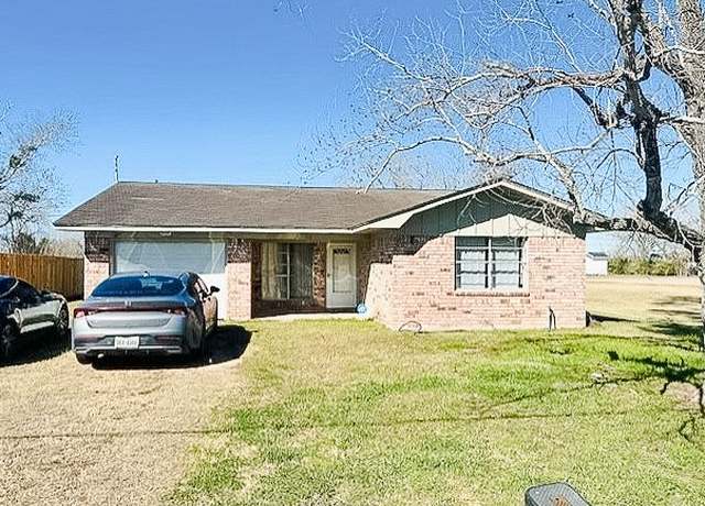 Property at 110 Cedar St, Louise, TX 77455, 3 beds, 1.5 baths
