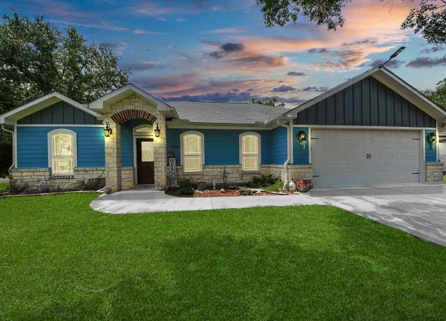 Property at 1020 E Hillje St, El Campo, TX 77437, 3 beds, 2.5 baths