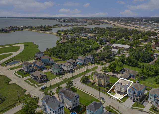 Property at 1501 Ashley Ct, Seabrook, TX 77586, 4 beds, 3 baths
