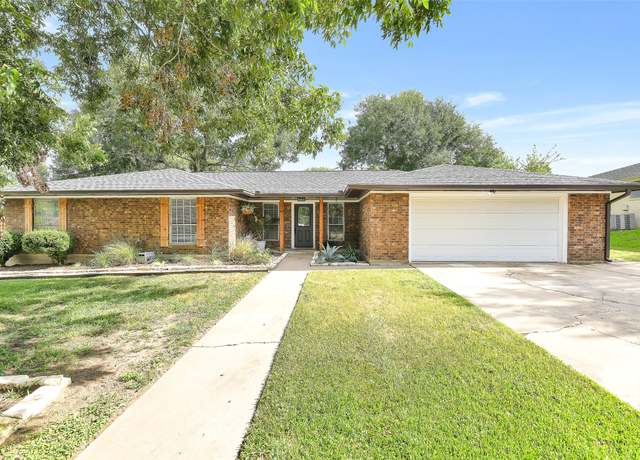 Property at 811 W Lubbock St, Brenham, TX 77833, 3 beds, 2 baths
