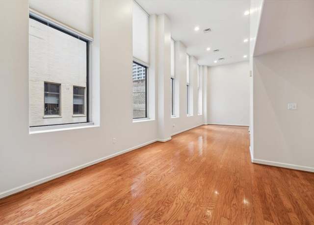 Property at 914 Main St #1104, Houston, TX 77002, 3 beds, 2.5 baths