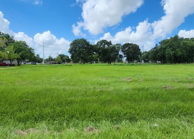 Property at 618 Austin St, West Columbia, TX 77486
