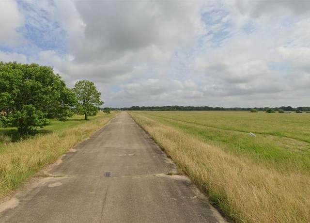 Property at 137 Stampede Trl, Angleton, TX 77515