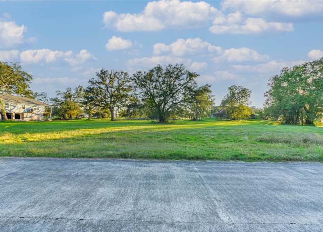 Property at 381 Horse Shoe Trl, Angleton, TX 77515