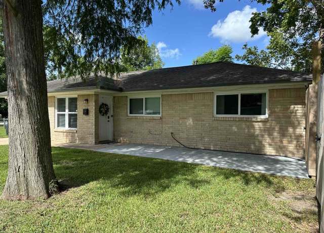 Property at 318 N 4th St, Alvin, TX 77511, 2 beds, 1 bath