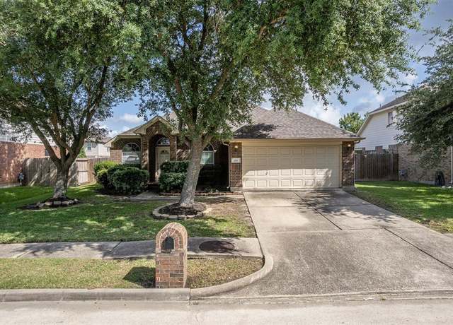 Property at 219 Boxwood Dr, Baytown, TX 77520, 4 beds, 2 baths