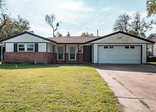 Property at 204 Carnation St, Lake Jackson, TX 77566, 4 beds, 2.5 baths