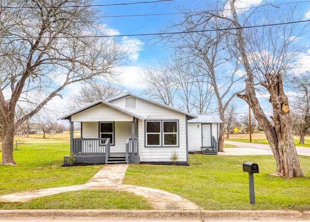 Property at 335 E Newton St, Luling, TX 78648, 3 beds, 2 baths