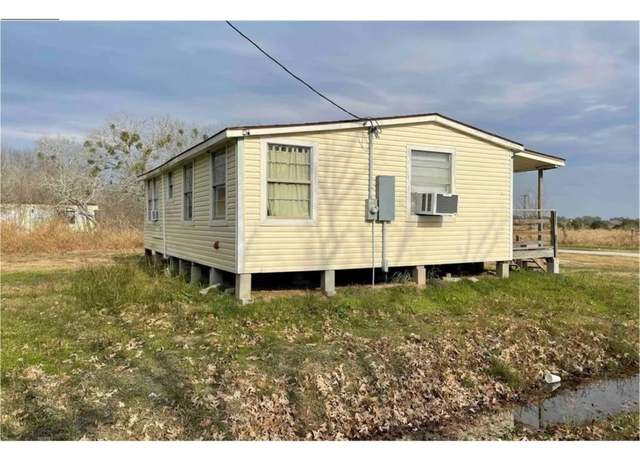 Property at 58 Carancahua St, Vanderbilt, TX 77991, 3 beds, 1 bath