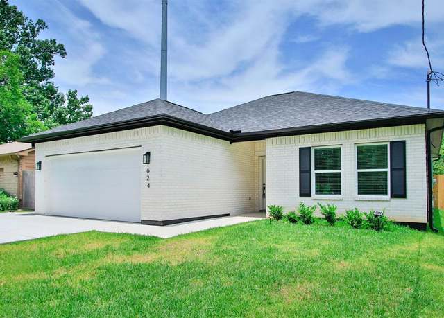 Property at 624 Pinewood Dr, Conroe, TX 77385, 3 beds, 2 baths