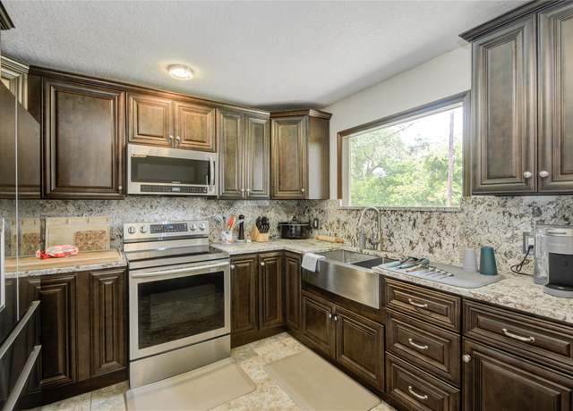 Property at 103 Jasmine St, Lake Jackson, TX 77566, 3 beds, 2 baths