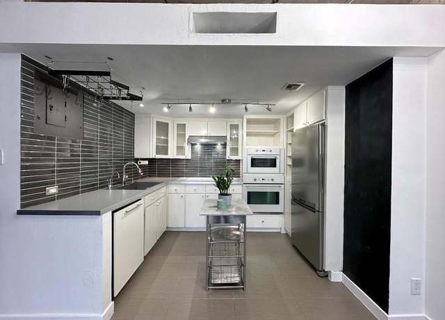 Property at 2016 Main St #917, Houston, TX 77002, 1 bed, 1 bath