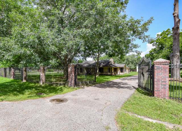 Property at 1083 County Rd 147, Alvin, TX 77511, 3 beds, 2 baths