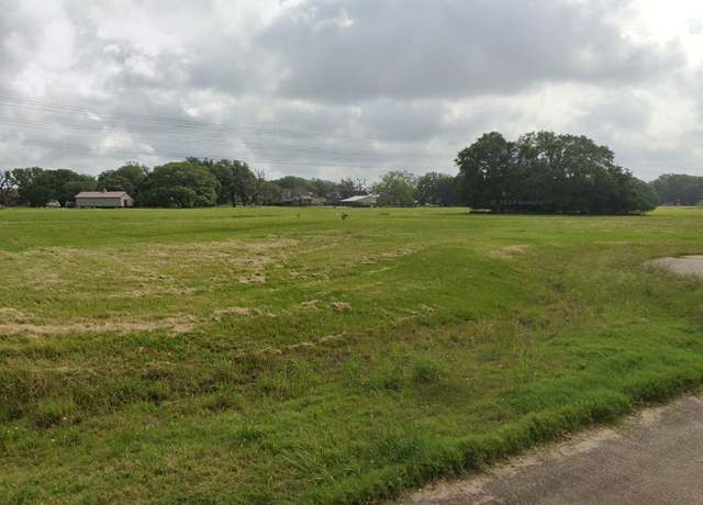 Property at 1014 Lone Star Ct, Angleton, TX 77515